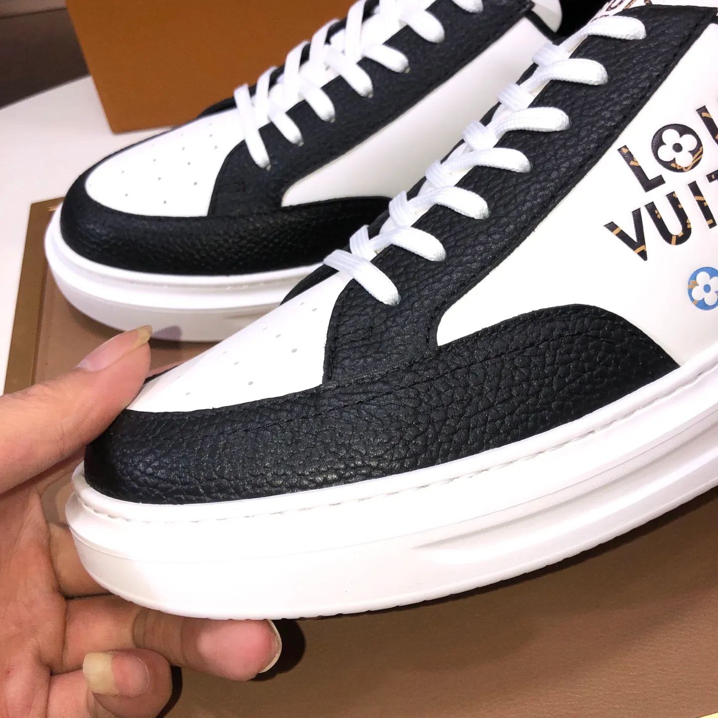 Factory batch 640💰original development, quality shipment, welcome to compare - LV sneaker series sports shoes introduce the loose silhouette of the ready-to-wear series into the spring and summer men's wear shows and make an eye-catching appearance. The cow leather upper is combined with rough fabric laces, and colorful beading highlights the brand's classic elements. LV letters mark the tongue and Monogram floral outsole. Mixed materials Made of top-grain cowhide, thick shoelace design, large Monogram print on the side, mesh lining and cotton feet, the comfort is as extreme as ever, premium heritage, quality first, worth owning! Size: Men’s 38-45 (45 is custom-made and cannot be returned or exchanged)